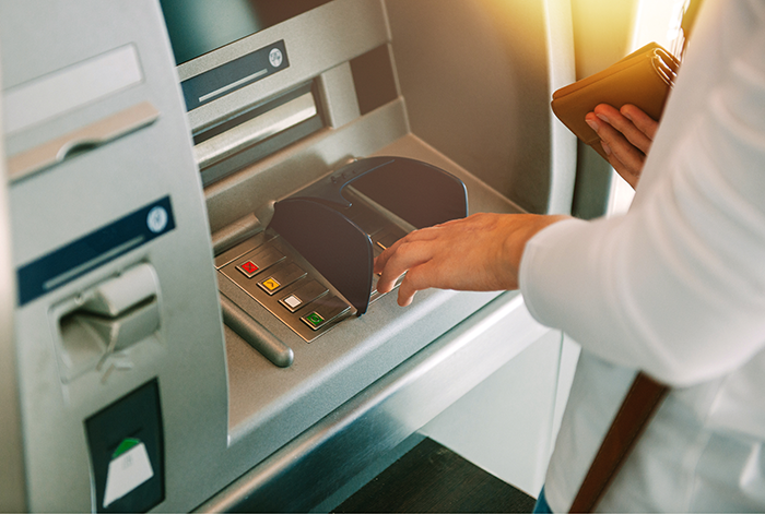 現地ATMを利用して、デビットカードで引き出し