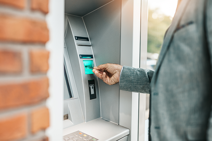 デビットカードで外貨現金を出金する場合との違い