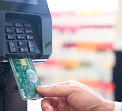 DCC決済とは?海外でデビットカードやクレジットカードを利用する際の対応方法などを解説