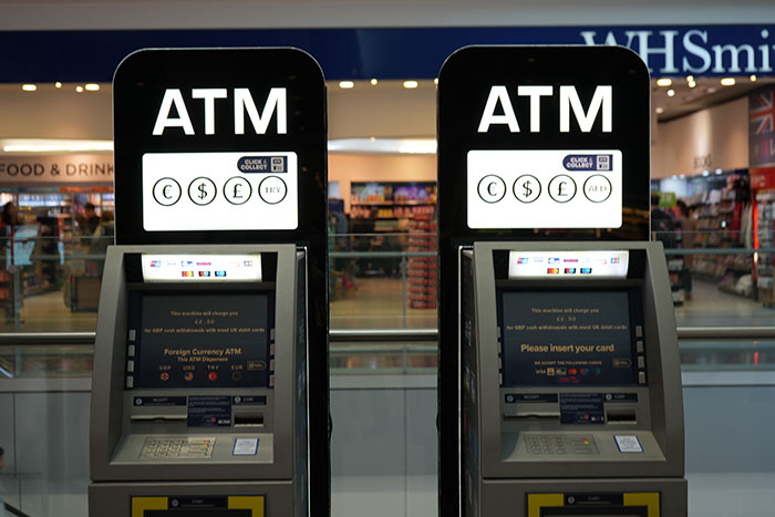 (1)デビットカードを使って、現地のATMでユーロの現金を引き出す