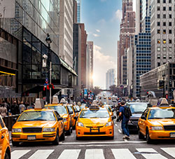アメリカの配車サービス徹底比較|タクシー・Uber・Lyft・Waymo(ロボタクシー)の乗り方と料金を解説