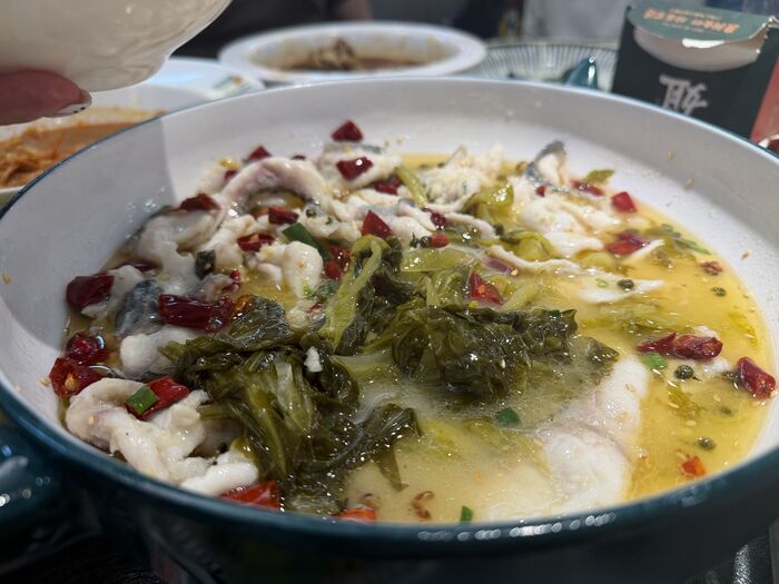 酸菜魚（スアンツァイユー）── 漬け菜と白身魚のスープ煮