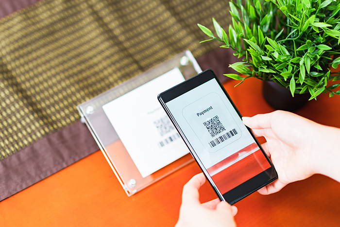 1.偽のQRコードに誘導される