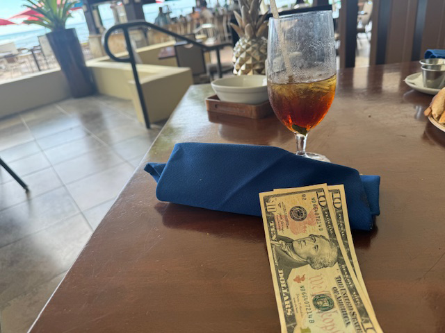 ハワイでの食事に現金は必要？