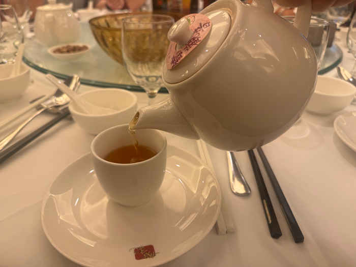 飲み物はお茶を注文するのが一般的