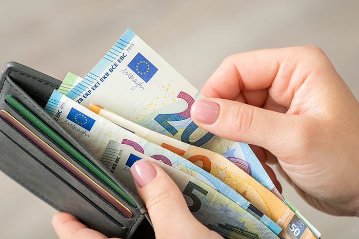 フランス・パリでのお買物に現金は必要？