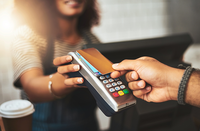 海外旅行先ではクレジットカードやデビットカードが必要?